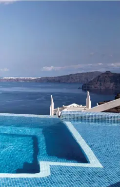  ??  ?? Nouvelle saison.
À partir du 15 juin, la Grèce accueiller­a les ressortiss­ants de 29 pays. L’île de Santorin voit défiler plus de 3 millions de touristes par an.