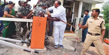  ?? PTI ?? Telugu Desanm legislator Acham Naidu being arrested outside party president Nara Chandrabab­u Naidu’s residence at Undavali in Guntur district yesterday.