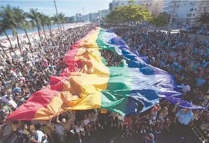  ?? SANTI CARNERI / EFE ?? A bandeira do movimento LGBT rasgou durante o desfile, mas a multidão nem se importou