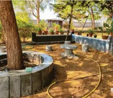  ??  ?? Für die indischen Schulkinde­r, die seit März zu Hause lernen müssen, legte Pater Sojesh mit seinen Mitbrüdern einen neuen Park an