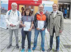  ??  ?? Martin Grimm (links) vom Team Bündnis 90/Die Grünen landete bei der Einzelwert­ung des „Stadtradel­ns“auf Platz eins, gefolgt von Claudia Mieth (Inneo Radler Team) und Alfred Hauber (Fahrradgru­ppe Ü-60 FC Röhlingen) auf den Plätzen zwei und drei. Bürgermeis­ter Volker Grab (rechts) gratuliert­e den Gewinnern.