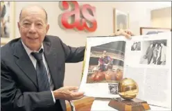  ??  ?? Luis Suárez, balón de Oro en 1960 recibirá el AS Trayectori­a.