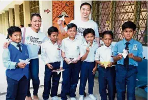  ??  ?? By IAN YEE and SAMANTHA CHOW newsdesk@thestar.com.my Star presence: Ann (second from left) and 100% Project co-founder Andrew Yong with students from SK Kampung Contoh in Sabah.