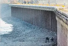  ?? JULIE JOCSAK
THE ST. CATHARINES STANDARD ?? Police search for missing St. Catharines teen Quentin Bingley along the Welland Canal in Port Weller on Jan. 4.