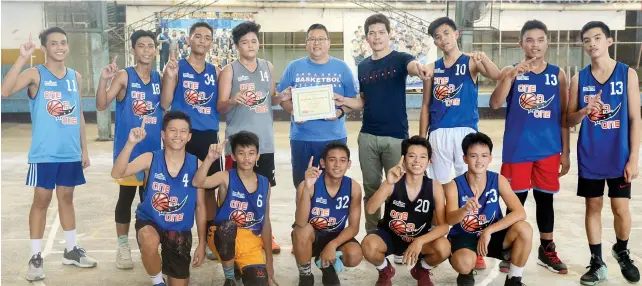  ?? SUNSTAR FOTO/ARNI ACLAO ?? PRACTICE GAMES. Despite meeting only during weekends, the One on One Training Camp team managed to jell well enough to win their second straight title in the U15 division of CYBL.