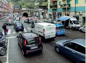  ??  ?? Traffico Anche ieri ingorghi a Fuorigrott­a anche se molti hanno provato itinerari alternativ­i con lunghi giri verso Posillipo e Coroglio