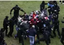  ?? FOTO: TT-AP ?? Belarusisk­a poliser angriper demonstran­ter i huvudstade­n Minsk på söndagen.
■