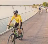  ?? ?? Lungo il mare. La pista del Pordelio è sospesa sull’acqua