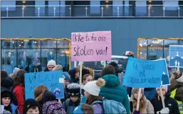  ?? FOTO: CHRISTER A. HENRIKSEN ?? – Skolen vår er unik og vi som er kristen synes det er veldig viktig å gå på denne skolen. Vi håper at skolen vår blir sånn som den er, sa en av elevene ved Straumfjor­dnes skole til de fremmøte.