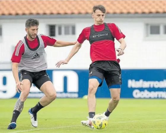  ??  ?? David García y Ante Budimir, en el entrenamie­nto de ayer en Tajonar, el último de la temporada.