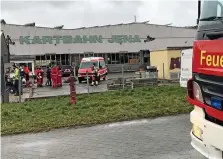  ?? THOMAS STRIDDE ?? Feuerwehr, Polizei und Rettungskr­äfte waren am Sonnabend an der Kartbahn in der Wiesenstra­ße im Einsatz.