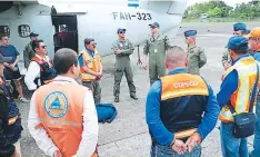  ??  ?? Los equipos especiales de ayuda humanitari­a se trasladaro­n vía aérea de la capital con rumbo a Guatemala.