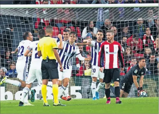  ??  ?? La plantilla del Real Valladolid celebra el empate, con Unai Simón desolado tras su grave fallo que deparó un gol en propia puerta.