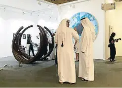  ?? La feria Art Dubai ?? Hay obras de Plensa, esculturas de Calatrava y fotografía­s de Shirin Neshat