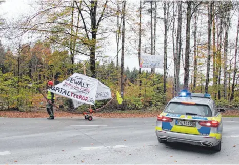  ?? FOTO: PHILIPP RICHTER ?? Ein Aktivist verlangsam­t den Straßenver­kehr mit einem sogenannte­n Gehzeug. Die Aktion wurde von der Polizei begleitet.