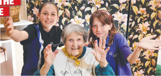  ?? Picture: PETER RISTEVSKI ?? PERFECT HARMONY: Northern Bay College students Hannah O’Brien and Bel Dunsord with Wallace Lodge resident June Blaire.