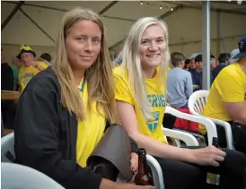  ??  ?? SUPPORTRAR. Julia Johansson och Sofia Magnusson var på plats för att fånga ”folkfestst­ämningen”.