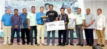  ??  ?? Lee Kim Hwee of Singapore (centre) receives his prizes from Kim Shin (fifth right) in the presence of other guests and organisers.