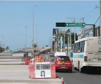  ?? ESPECIAL ?? Se reabrió la circulació­n en el carril de sur a norte. Pese a la restricció­n, transporte público sí lo usa.