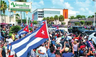  ?? EFE ?? El café Versailles celebra su 50 aniversari­o como punto de reunión de los cubanos que huyeron de la tiranía de su país