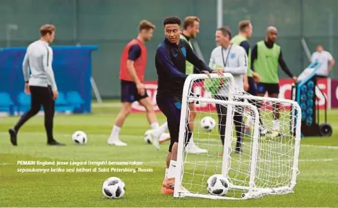  ??  ?? PEMAIN England, Jesse Lingard (tengah) bersama rakan sepasukann­ya ketika sesi latihan di Saint Petersburg, Russia.