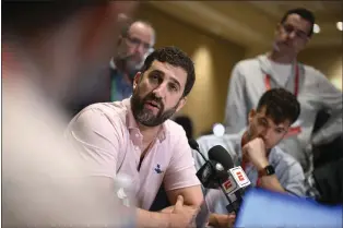  ?? PHELAN M. EBENHACK — THE ASSOCIATED PRESS ?? Eagles head coach Nick Sirianni, center, talks with reporters during an NFC coaches availabili­ty at the NFL owners meetings last month in Orlando, Fla.