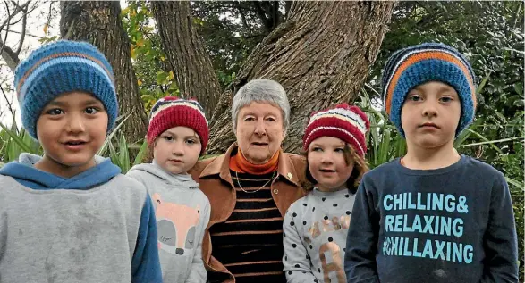  ?? MATTHEW TSO/ FAIRFAX ?? Shirley Stirton, centre, with, (from left), Samuel Gluck, Shantell Pickett, Maleka-Ellen Harris and Kane Fowler Evans, all 5, and wearing their new beanies.