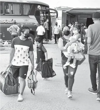  ?? FOTO: EL DIARIO ?? Varios pasajeros se movilizan en la terminal terrestre de Portoviejo.