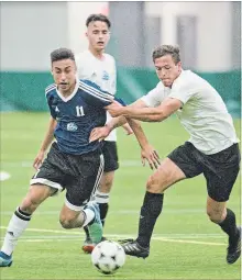  ?? BOB TYMCZYSZYN
THE ST. CATHARINES STANDARD ?? Otis Frigole from from Governor Simcoe and Josh Allegro from AN Myer during the Niagara College Knights Niagara Region soccer showcase.