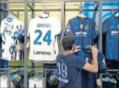  ??  ?? La camiseta de Eriksen, ayer en la tienda oficial del Inter.
