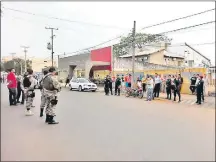  ??  ?? Efectivos policiales rodean el sitio donde se produjo el atentado que mató a César Gustavo Ojeda Escobar.