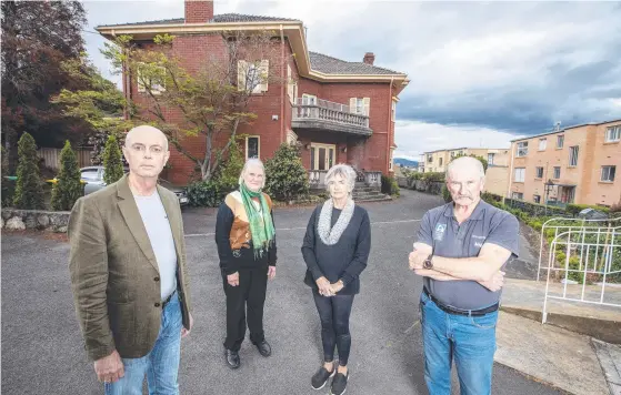  ?? ?? Frank Barta (left), Sue Grecian, Colleen McCulloch and Peter Stanley oppose the apartment developmen­t at 2 Sayer Crescent.