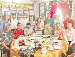  ??  ?? TIMBALAN Ketua Menteri Merangkap Menteri Kerajaan Tempatan dan Perumahan Dato Jaujan Sambakong (tiga kiri) bersama rombongan DAP iaitu Pembantu Menteri kepada Ketua Menteri Jimmy Wong (empat kiri) dan ADUN Elopura Calvin Chong (dua kiri) dan lain semasa Rumah Terbuka Hari Raya beliau.