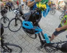  ??  ?? Frische Blumen am Lenker riechen gut und sorgen trotz der Anstrengun­gen den gan zen Tag für gute Laune. Außerdem lässt sich so das Rad besser wiederfind­en.