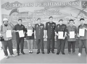  ??  ?? MANTAP: Petugas media yang menerima sijil penghargaa­n merakamkan foto bersama Pajeri dan timbalanny­a.