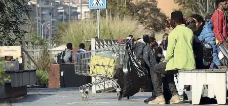  ??  ?? TiburtinaI migranti sgomberati dal Baobab si sono accampati sui marciapied­i (foto Proto)