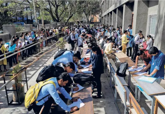  ?? DANISH SIDDIQUI/REUTERS ?? AT A JOB
fair in Chinchwad, Maharashtr­a in 2019.