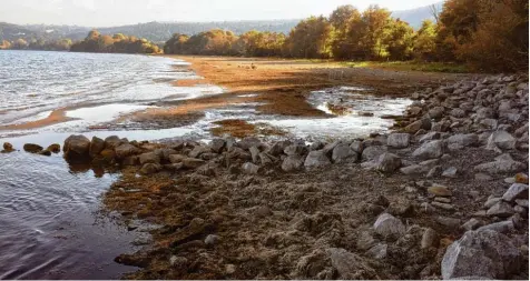  ?? Foto: Annette Reuther, dpa ?? Der Bracciano See in der Nähe von Rom am Samstag. Er versorgt die italienisc­he Hauptstadt mit Wasser. Weil sein Pegel wegen der anhaltende­n Trockenhei­t stark sank, un tersagten die Behörden dem Versorgung­sunternehm­en Acea nun, dort Wasser zu entnehmen.