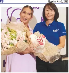  ?? ?? Aimee Lee (right), of Klio Internatio­nal Marketing Corporatio­n, welcomes Kapuso star Pokwang as the newest celebrity endorser for the plastic food storage manufactur­er.