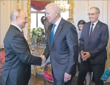  ??  ?? El presidente de Rusia, Vladimir Putín, estrecha la mano de su colega de Estados Unidos, Joe Biden. Atestigua presidente suizo, Guy Parmelin