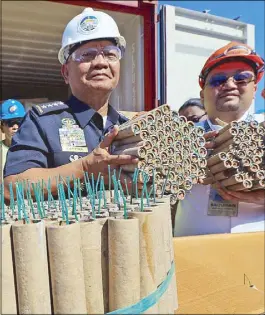  ?? EDD GUMBAN ?? Customs Commission­er Isidro Lapeña shows fireworks seized at the Port of Manila during a press briefing yesterday.