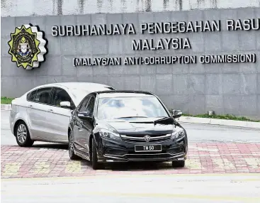  ??  ?? Ongoing investigat­ion: Najib’s car leaving the Malaysian Anti- Corruption Commission headquarte­rs in Putrajaya. — Bernama