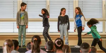  ?? Foto: Rudi Penk ?? Die Drittkläss­ler der Theaterkla­sse an der Rudolf-magenau-schule in Hermaringe­n sind mit Feuereifer bei der Sache. Was sie hier ganz nebenbei lernen, hilft ihnen auch im Schulallta­g.