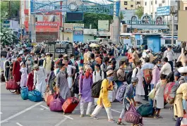  ?? — S. SURENDER REDDY ?? Thousands of guest workers from around Telangana queue up at Secunderab­ad railway station to leave for various states on Saturday.