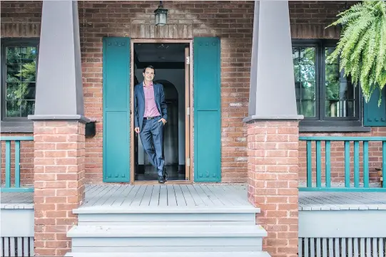  ?? PHOTO BY STUDIO LAFLAMME ?? Real-estate broker Jay Deakin, in the doorway of a Pointe-Claire house his company recently sold.