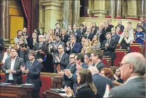  ?? ÀLEX GARCIA ?? Los diputados soberanist­as aplauden al aprobar la resolución