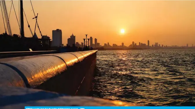  ?? —KUNA ?? KUWAIT: A seaside photo from the Arabian Gulf Street taken at sunset.