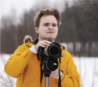  ?? FOTO: TIMO KARI ?? Leonard Wiksten rör sig ofta ute med kameran.