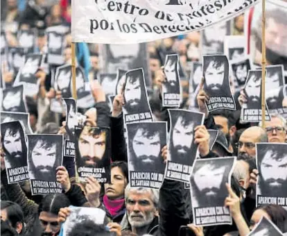  ?? (DYN) ?? Por Santiago Maldonado. Miles de personas se congregaro­n ayer en la Ciudad de Buenos Aires.