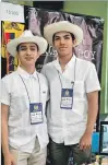  ??  ?? Estudiante­s. Carlos Campoverde y Andrés Moscoso, de 17 años.